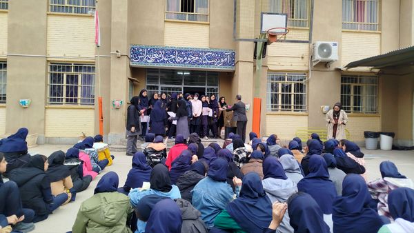 تقدیر از دانش‌آموزان برتر دبیرستان پیرایش نیشابور