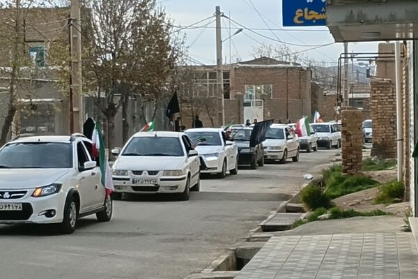 رژه‌ خودرویی در روستای دهنوِ آورزمان
