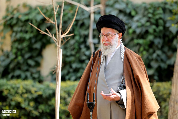 لحظاتی از آخرین کاشت نهال توسط رهبر شهید انقلاب در روز درختکاری سال گذشته