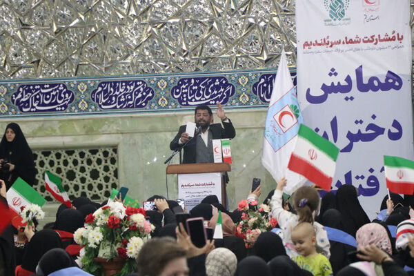 همایش تجلیل از دختران عضو هلال احمر در قم