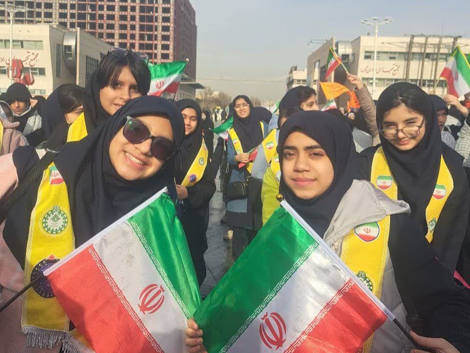 حضور دانش آموزان دبیرستان علی افشارنژاد در گردهمایی میدان شهدا و گلبانک انقلاب
