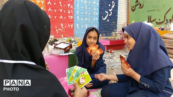 جشن شادی در حیاط مدرسه، دنیای رنگی بچه های رحمانی فرد در روز جهانی کودک