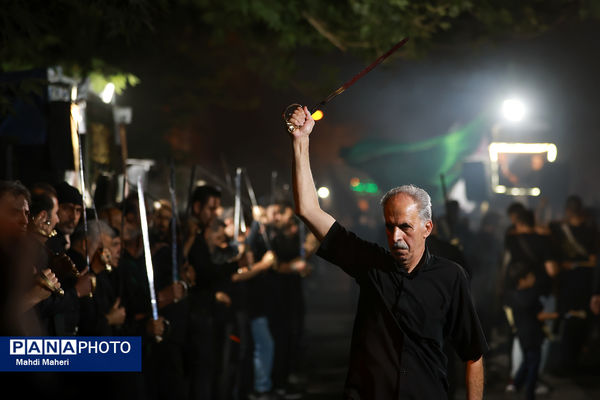 مراسم عزاداری شب تاسوعای حسینی در میدان منیریه تهران