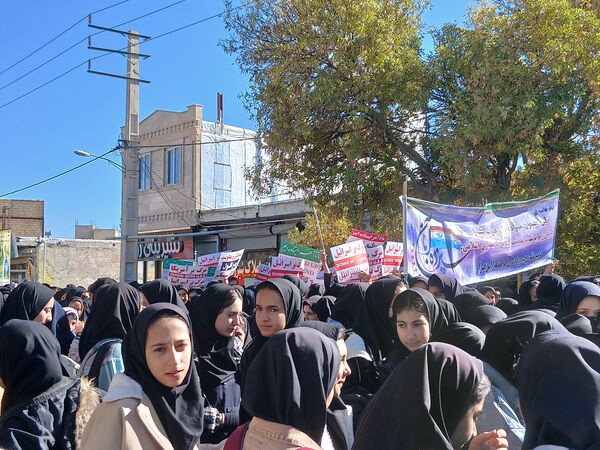 حضور پرشور فرهنگیان و دانش‌آموزان چاراویماق در یوم‌الله  ۱۳ آبان