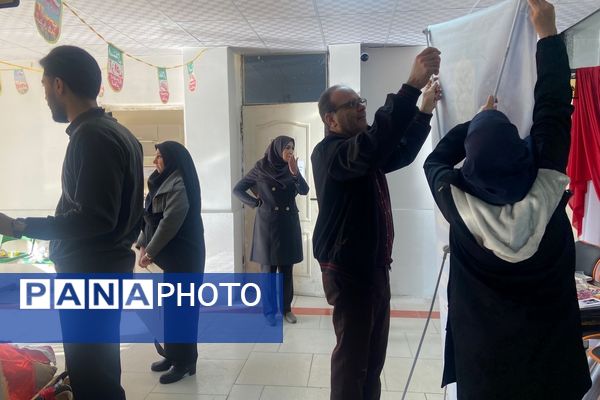 آماده‌سازی آثار هنرجویان در نمایشگاه دهه فجر رباط‌کریم