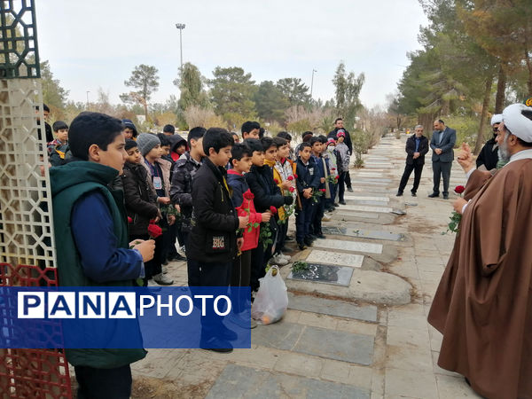 غبارروبی مزار دانش‌آموز شهید «حیدر رضایی» در قم