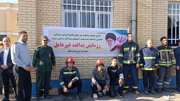 دانش‌آموزان ملکان در خط مقدم ایمنی؛ اجرای مانور پدافند غیرعامل در مدرسه امام حسین(ع)