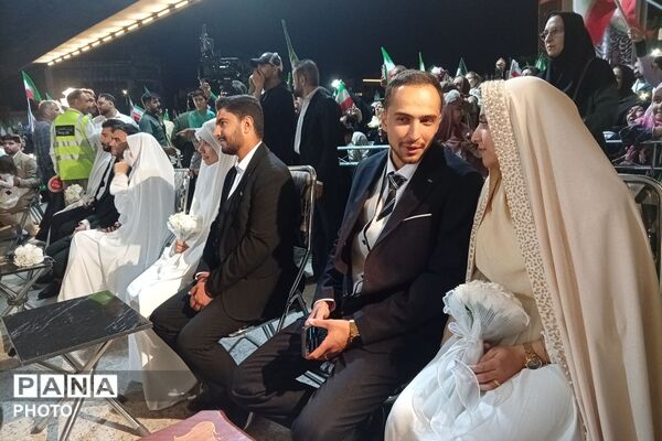 جشن ازدواج ۱۴ زوج جوان در میدان معلم شیراز