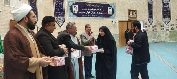 تقدیر از دانش‌آموزان برگزیده ناحیه چهار قم در جشنواره «فردا»