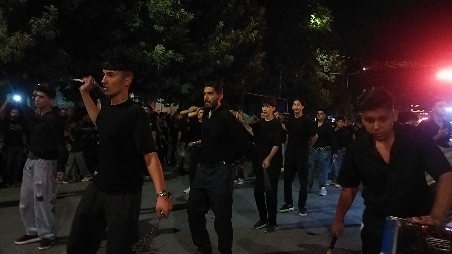 گذری بر فعالیت هیئت جوانان باب الحوائج در شب عاشورا 