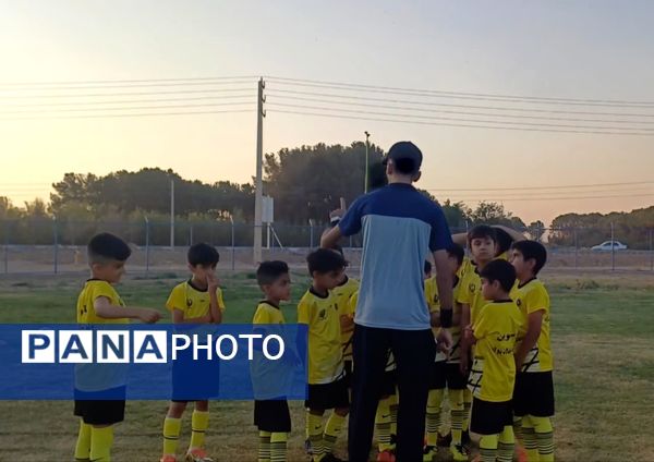 راه اندازی مدرسه فوتبال پسران باشگاه پر سیمرغ شهر حبیب آباد