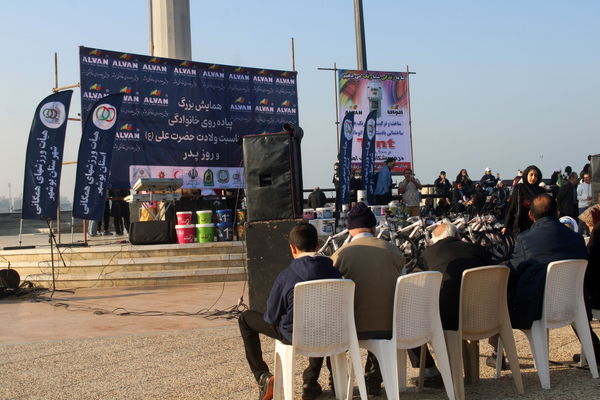 پیاده‌روی خانوادگی در بوشهر