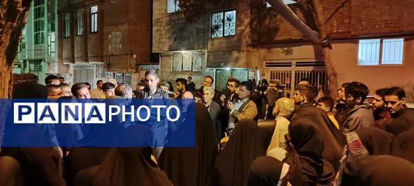 اجتماع مردم مشهدی مقابل خانه مادر شهید جمهور جهت ابراز همدردی