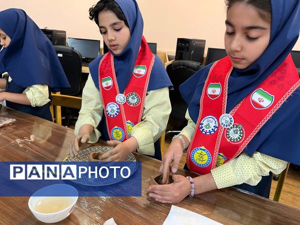 شکوفایی استعدادهای هنری دانش آموزان پایه چهارم دبستان آرمینه مصلی نژاد