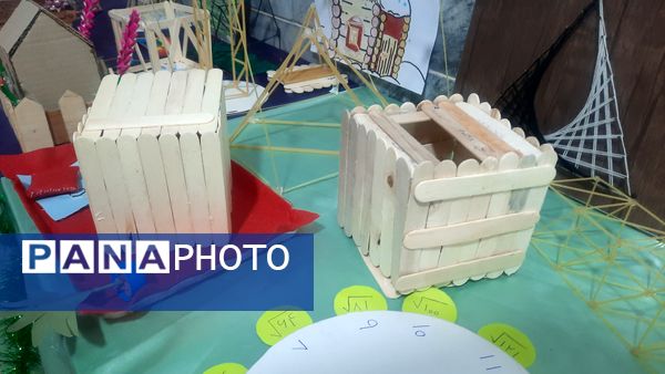 نمایشگاه دست‌سازهای دانش‌آموزان دبیرستان فرهنگیان ناحیه ۷ مشهد 