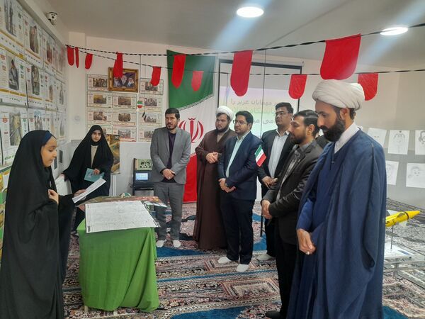 نمایشگاه باشکوه انقلاب با همت دانش‌آموزان خلاق و دغدغه‌مند برگزار شد