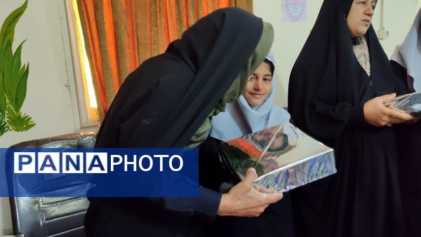 تقدیر از دانش آموزان فعال و تکریم همسر و فرزندان شهدای دبستان شاهد حاج تقی آقا بزرگ مشهد