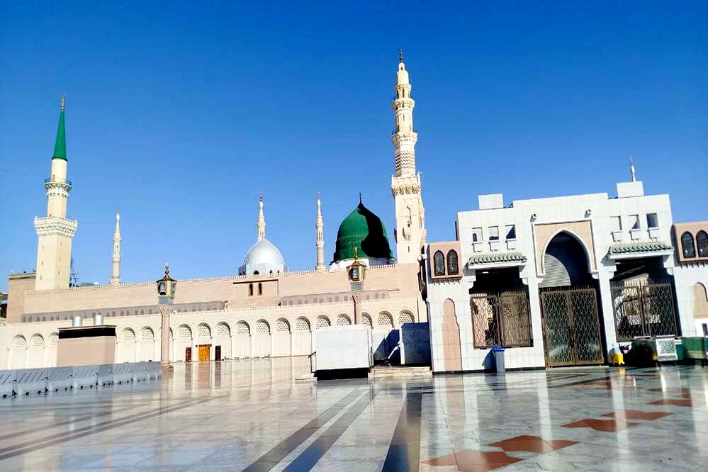 از پشت میز نیمکت تا زیر آسمان مدینه