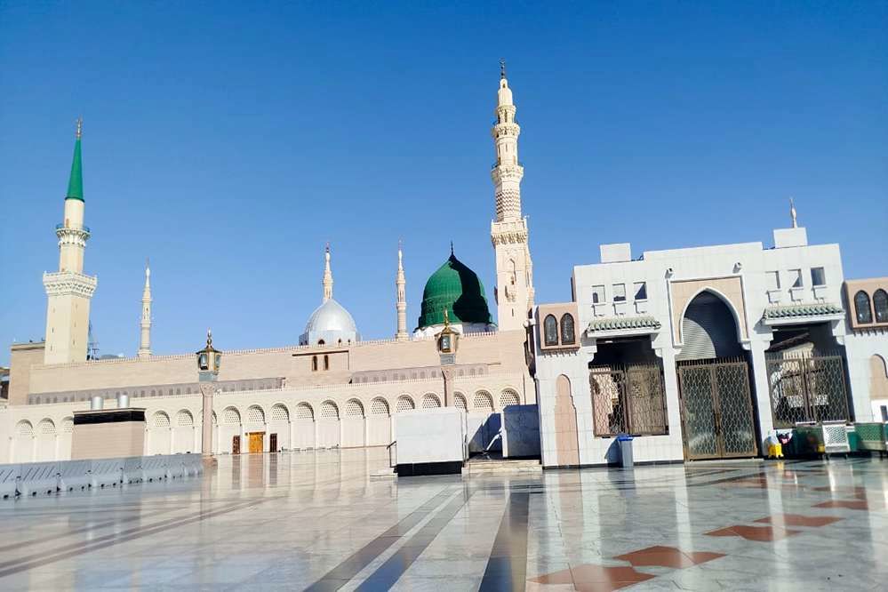 از پشت میز نیمکت تا زیر آسمان مدینه