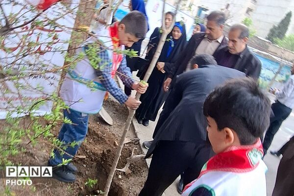طنینِ «نهالِ امید» در دبستان ملاصدرا؛ تجدید میثاق با رهبر شهید و شهدای دانش‌آموز