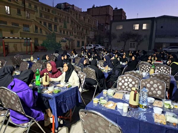 ضیافت افطار ماه رمضان در دبیرستان هوشیار مشهد 