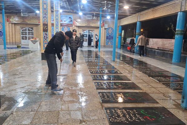 غبارروبی مزار شهدای گمنام توسط نوجوانان جهادگر شیرازی