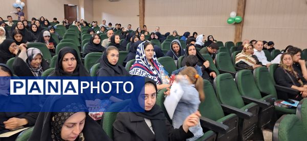 تجلیل از رتبه‌های برتر علمی فرزندان 