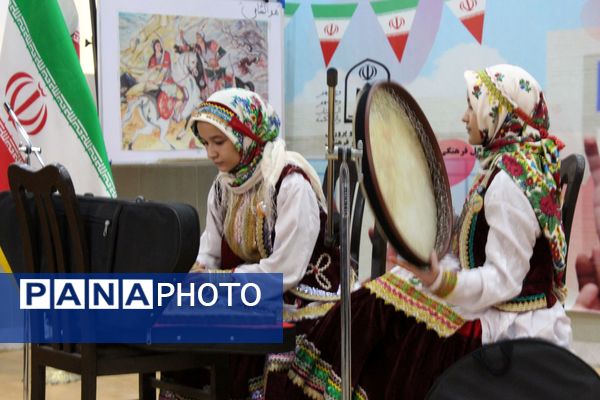 جشن ایرانمون در دبیرستان نمونه دولتی مهشید مصلی‌نژاد