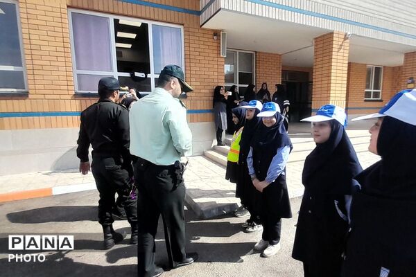 میزبانی دختران مدرسه محدثه شاهد از سرگرد چگینی فرمانده نیروی انتظامی ورامین و همراهانشان
