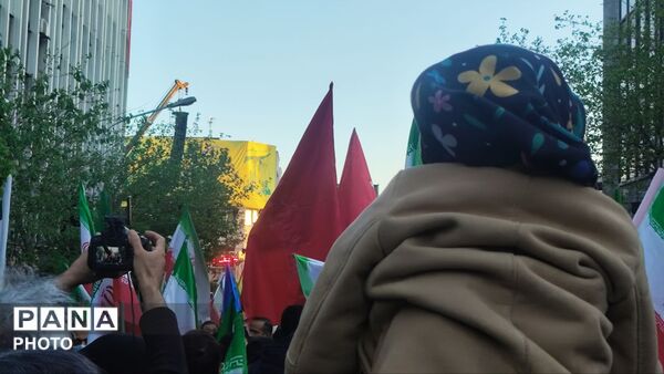 مردم تهران به احترام چهلمین روز از شهادت رهبر شهید ایستادند