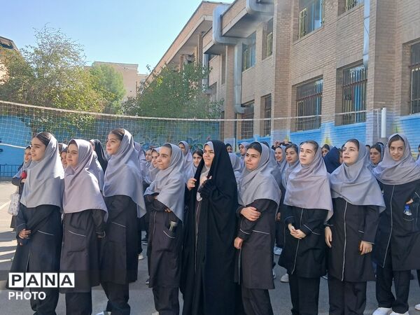 آغاز سال تحصیلی در دبیرستان پونه رونقی منطقه ۱۵