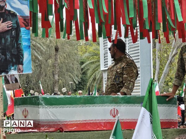 وداع باشکوه بندرعباس با دریابان شهید علیرضا تنگسیری؛ پیکر فرزند دریا بر دستان مردم تشییع شد