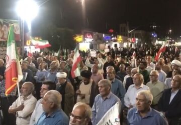 حضور فرمانده ناو دنا و خانواده‌های شهدا در تجمع دفاع از ایران