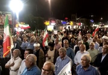 حضور فرمانده ناو دنا و خانواده‌های شهدا در تجمع دفاع از ایران