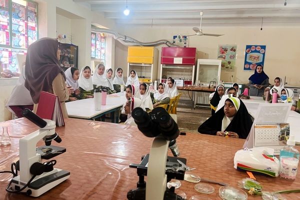 بازدید دانش‌آموزان حضرت معصومه(س) شاهد از پژوهش‌سرای رازی