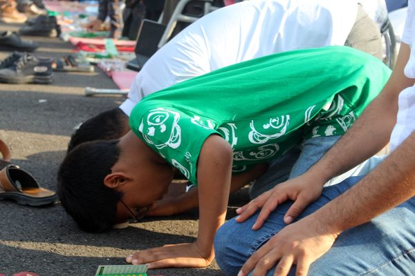 بندرعباسی‌ها توفیق یک ماه عبادت را در نماز عید فطر به شکرانه نشستند