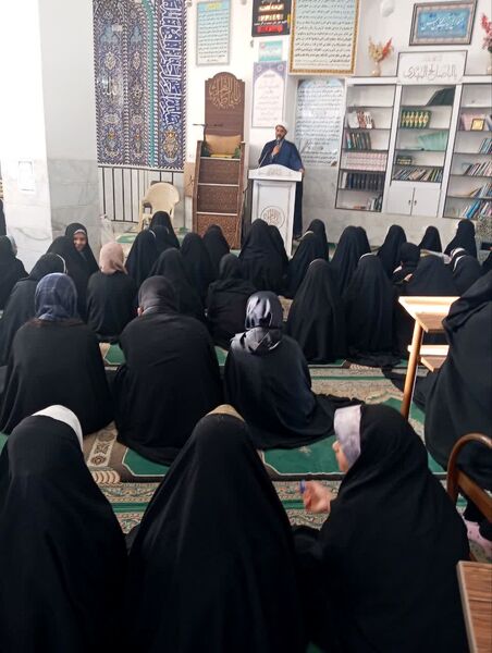 مراسم معنوی اعتکاف دانش‌آموزان دختر ابرکوهی در مسجد بقیه الله