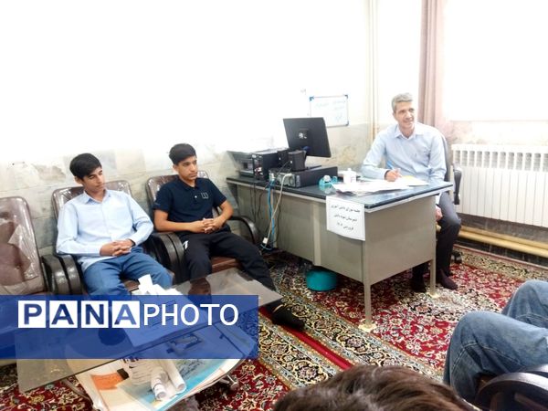 جلسه شورای دانش آموزی در دبیرستان نمونه دانش 