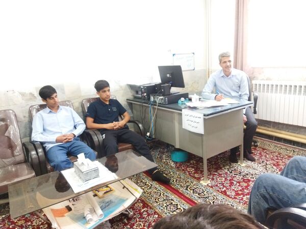 جلسه شورای دانش آموزی در دبیرستان نمونه دانش 