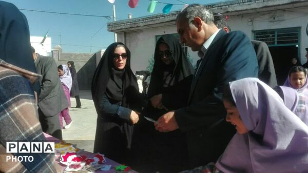 بازارچه کسب و کار دانش آموزی در دبیرستان حاج سید محمد میری بزنجرد خلیل آباد