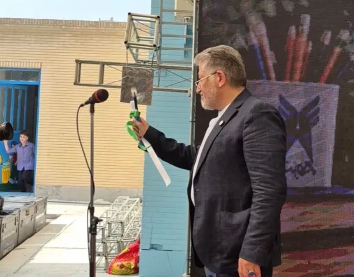 زنگ آغاز سال تحصیلی توسط رئیس دانشگاه آزاد در دبستان سما شهر لامرد به صدا درآمد

