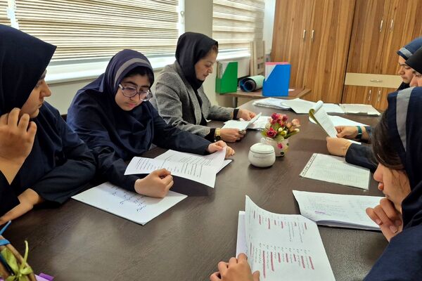  جلسات تمرین نمایش‌نامه‌خوانی در دبیرستان فرزانگان