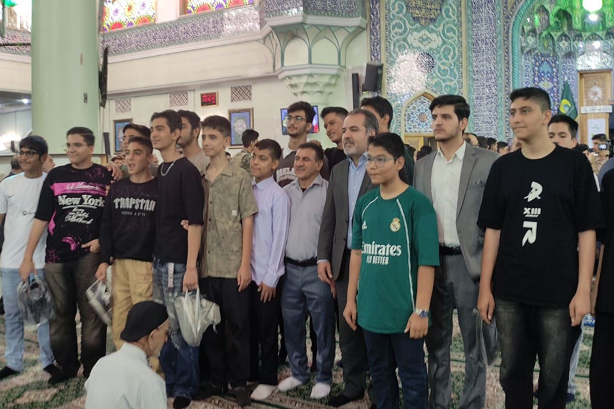 حضور مدیر آموزش و پرورش ناحیه دو شهرری در کنار دانش آموزان در نماز جمعه 