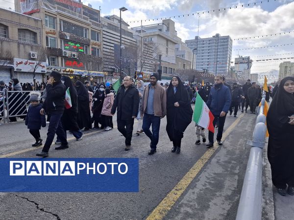 حضور پرشور همه‌ اقشار مردم مشهد در راهپیمایی ۲۲بهمن