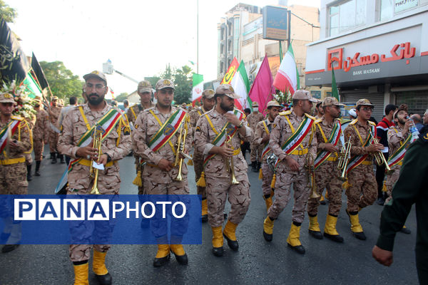 جلوه‌های حماسی از حضور نوجوانان قمی در مراسم تشییع شهدا 