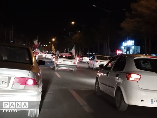 رژه ماشینی مردم کاشمر برای دفاع از میهن و بیعت با رهبر انقلاب