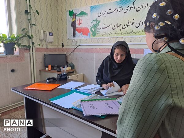تحویل کارنامه دانش‌آموزان در مدرسه سید میرزایی