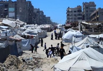 آثار منتخب مسابقه «هولوساید» روی دیوار می‌رود