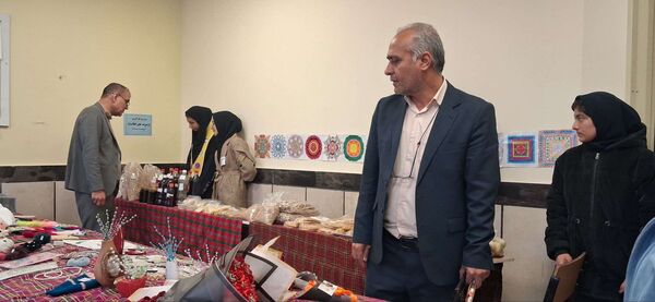 بازدید معاون آموزشی آموزش و پرورش خلیل آباد از بازارچه کار آفرینی جوانه های انقلاب