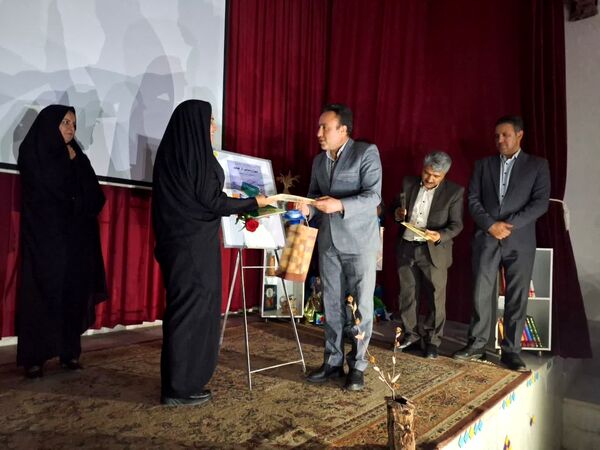 آیین رونمایی از کتاب راهنمای مدیر و معلم 